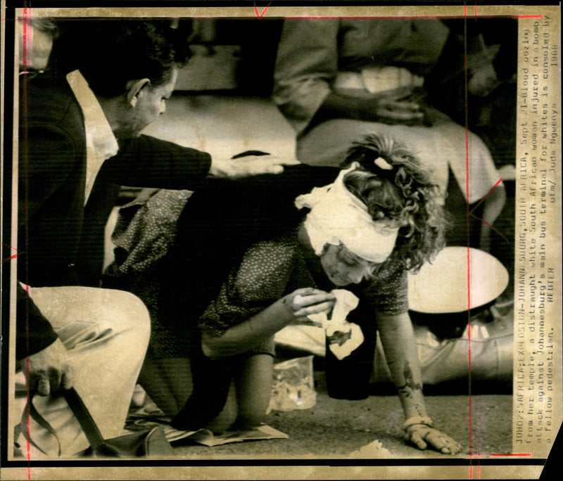 1968 WHITE SOUTH AFRICAN WOMAN WITH BLOOD OOZING FROM HEAD WOUND HELPED - Vintage Photograph