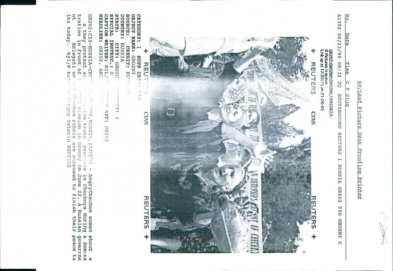 1995 PICTURES QUEUE LINK CYAN GRZ KYL WAR RUSSIAN WRITER RUSSIA - Vintage Photograph