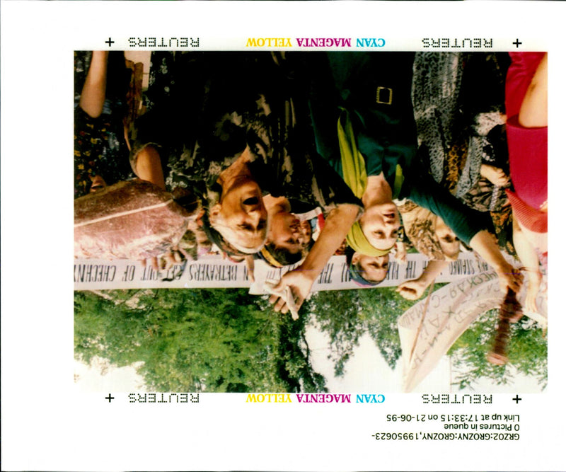 1995 PICTURES QUEUE LINK CYAN GRZ KYL WAR RUSSIAN WRITER RUSSIA - Vintage Photograph