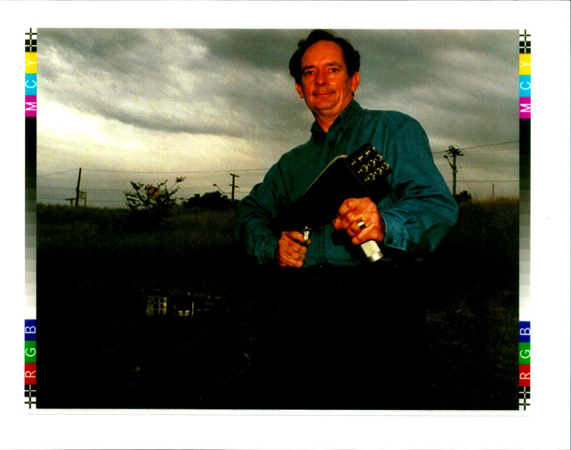 1995 INVENTOR MIKE ODWYER SHOWS OFF HIS INVEN TED METAL STORM WRITER COUNTRY - Vintage Photograph