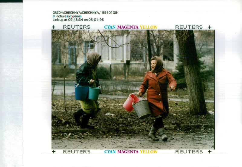 1995 LEAF PICTURE DESK YANNIS BEHRAKIS GRZ WRITER COUNTRY RUSSIA ARMY - Vintage Photograph