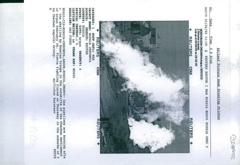 1995 FIERCE FIGHTING FLARED THURSDAY THE SUBURBS WAR RUSSIAN WRITER CAPITAL - Vintage Photograph