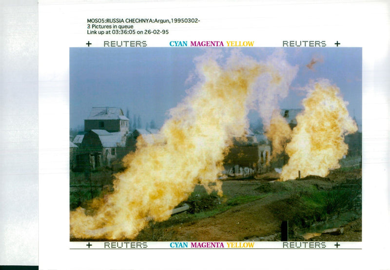 1995 FIERCE FIGHTING FLARED THURSDAY THE SUBURBS WAR RUSSIAN WRITER CAPITAL - Vintage Photograph