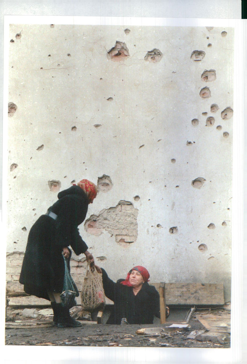 1995 ABERRY LEAF PICTURE DESK PROO DAVID BRENCHLEY WAR WRITER RUSSIAN PALACE - Vintage Photograph