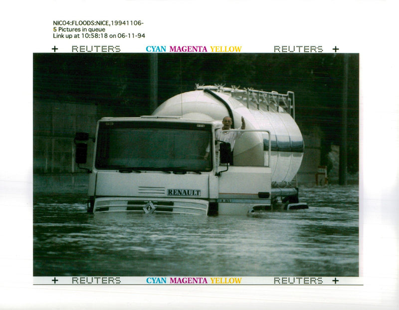 1994 NICO FLOODS NICE PICTURES QUEUE ERIC GAILLARD REUTER WRITER FRANCE - Vintage Photograph