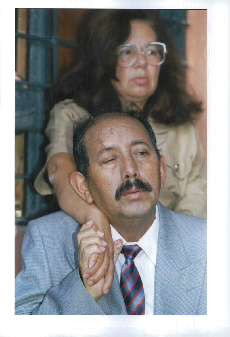 1994 AMADO AVENDANO THE DOUGLAS ENGLE EDUARDO CAR WRITER PRESS WIFE TITLE - Vintage Photograph
