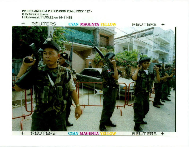 1995 CAMBODIAN POLICE SURROUND THE HOUSE DARREN WHITESIDE KING WRITER PRINCE - Vintage Photograph