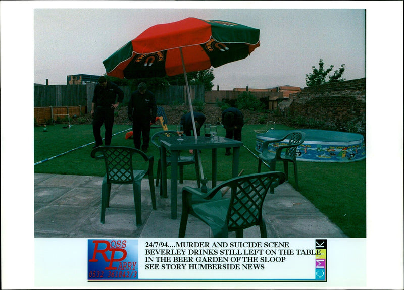 1994 DOSS ARRY MURDER AND SUICIDE SCENE BEVERLEY DRINKS STILL LEFT THE TABL - Vintage Photograph