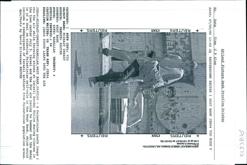 1995 ISRAEL AND THE PLO ARE RACING HAMMER DAVID SILVERMAN JERO AIR WRITER - Vintage Photograph