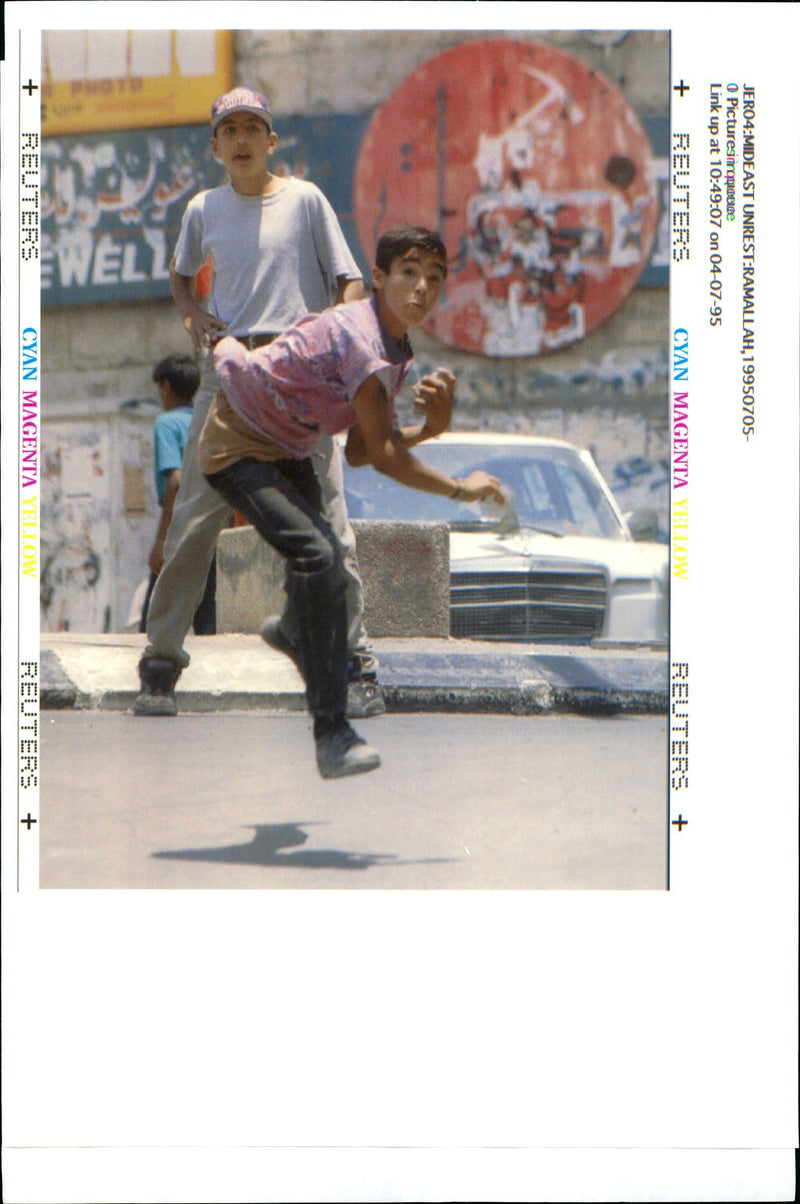 1995 ISRAEL AND THE PLO ARE RACING HAMMER DAVID SILVERMAN JERO AIR WRITER - Vintage Photograph