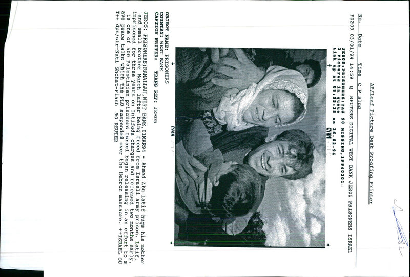1994 LEAF PICTURE DESK AHMED ABU LATIF JERO WRITER ARMY COUNTRY EARLY - Vintage Photograph