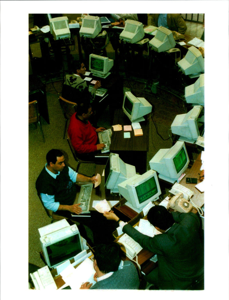 1995 BUSINESS BOOMING BECAUSE DAKHAKHNY MOHAMED TITLE WRITER COUNTRY - Vintage Photograph