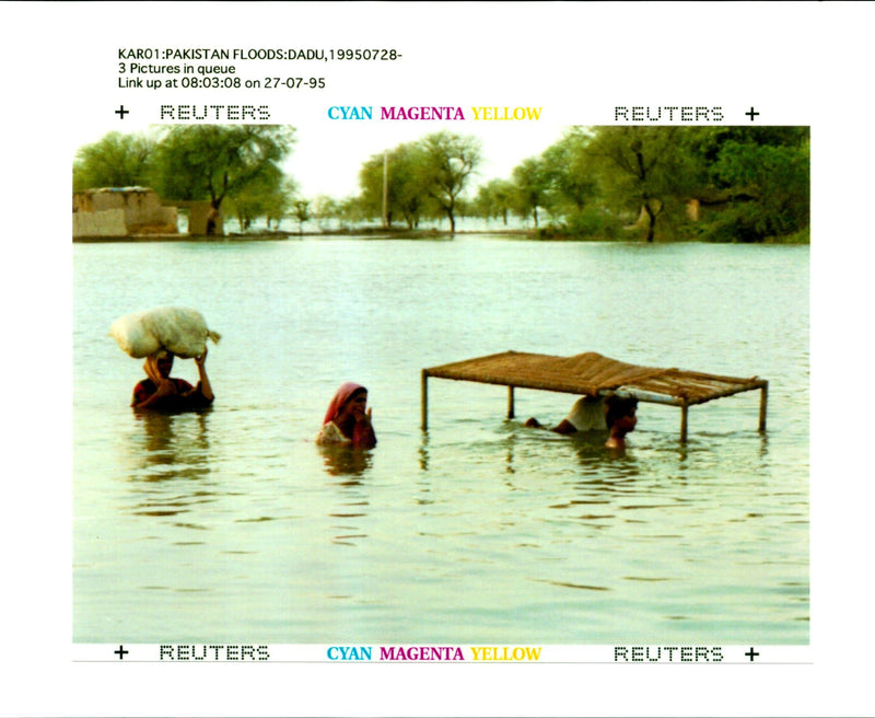 1995 FLOODWATERS HAVE COVERED MOST PARTS SOHAIL NASHIR WRITER COUNTRY FAMILY - Vintage Photograph