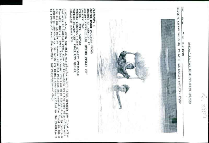 1995 FIVE THOUSAND FAMILIES WERE AFFECTED AND PEOPLE NAEEM TITLE WRITER COUNTRY - Vintage Photograph