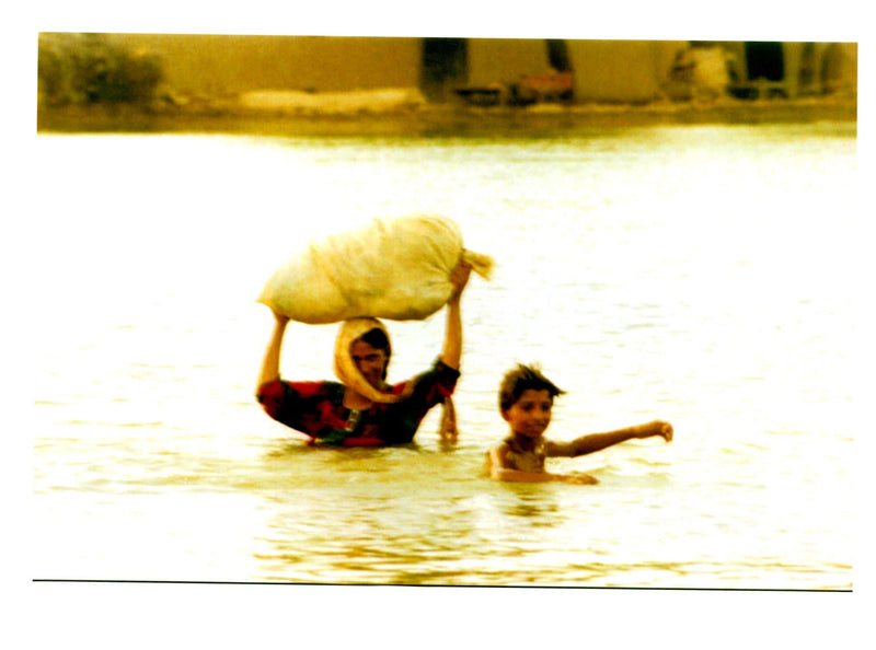 1995 FIVE THOUSAND FAMILIES WERE AFFECTED AND PEOPLE NAEEM TITLE WRITER COUNTRY - Vintage Photograph