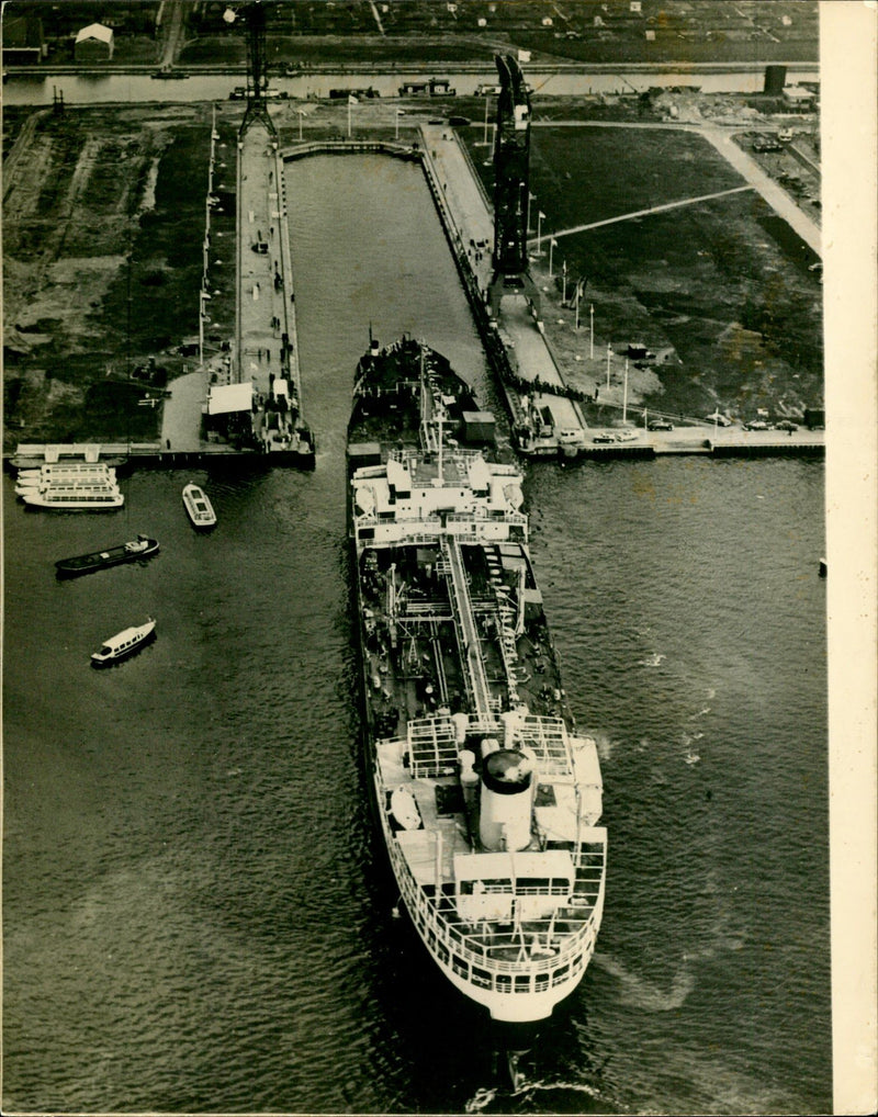 THE TON TANKER LONG SHIPS TONS SAD GIOHU MENI WIDE AND - Vintage Photograph