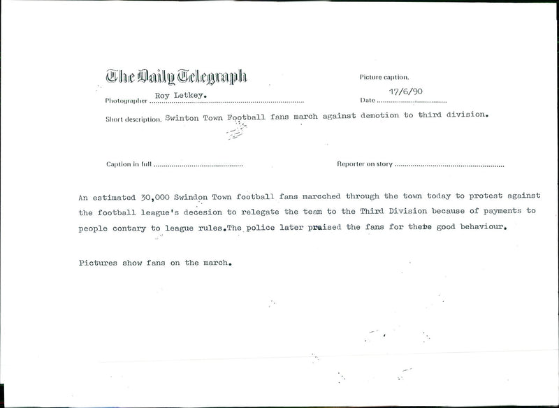 1990 ESTIMATED SWINDON TOWN FOOTBALL FANS MARCCHED THROUGH ROY LETKEY POLICE - Vintage Photograph