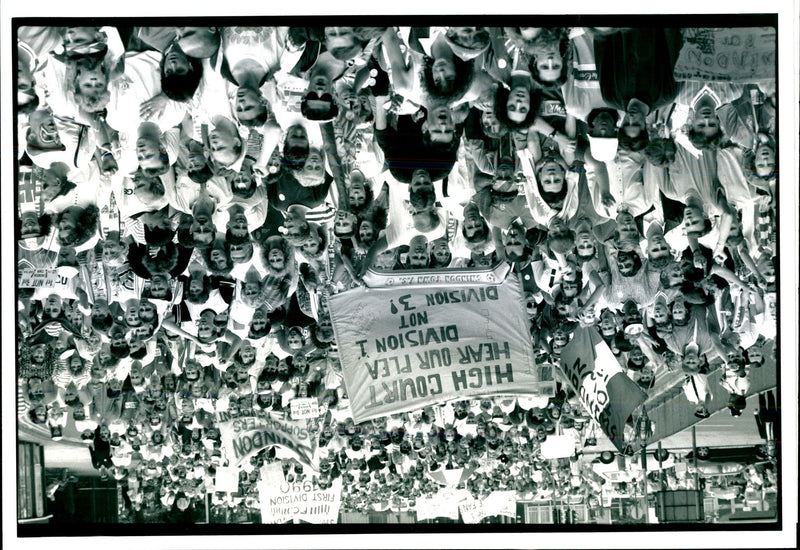 1990 ESTIMATED SWINDON TOWN FOOTBALL FANS MARCCHED THROUGH ROY LETKEY POLICE - Vintage Photograph