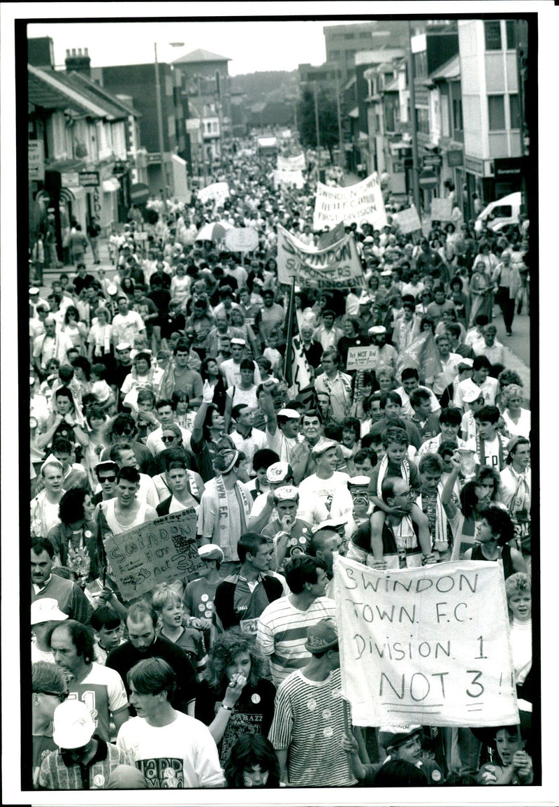 1990 SWINDON TOWN FOOTBALL FANS MARCH AGAINST DEMOTION THI ROY LETKEY POLICE - Vintage Photograph