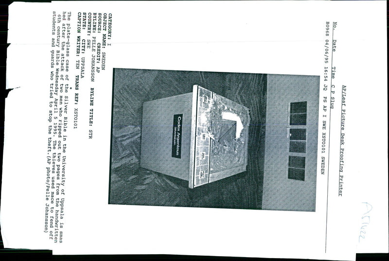 1995 TWO MEN RIPPED OUT PAGES PETER JOHANSSON SWEDEN WRITER TITLE COUNTRY - Vintage Photograph