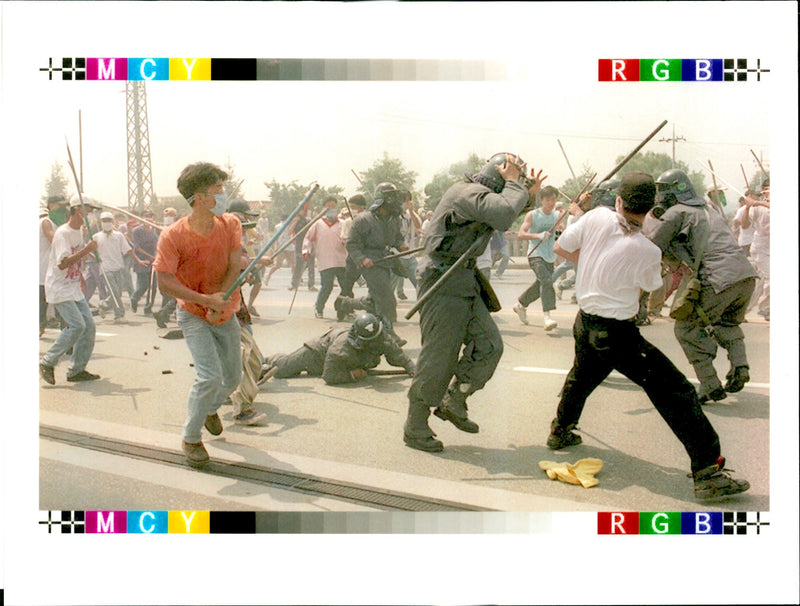 1995 THOUSANDS RADICAL STUDENT SHOUTING UNIFICATION POLICE RIOT WRITER COUNTRY - Vintage Photograph