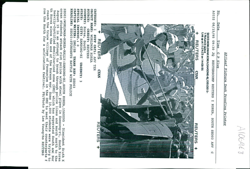 1995 STUDENTS WERE TRYIRG REACH THE TRUCE VILL LEE YOUNG POLICE WAR WRITER - Vintage Photograph