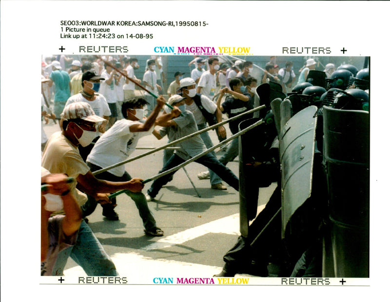 1995 STUDENTS WERE TRYIRG REACH THE TRUCE VILL LEE YOUNG POLICE WAR WRITER - Vintage Photograph