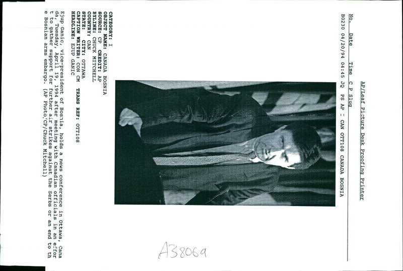 1994 EJUP GANIC MET WITH CHUCK MITCHELL AIR WRITER COUNTRY PRESIDENT - Vintage Photograph