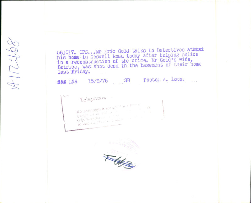 The Beatrice Gold murder. Mr Eric Gold talks to detectives at his home in Coswell Road - Vintage Photograph