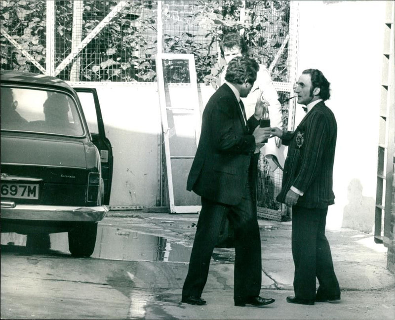The Beatrice Gold murder. Mr Eric Gold talks to detectives at his home in Coswell Road - Vintage Photograph