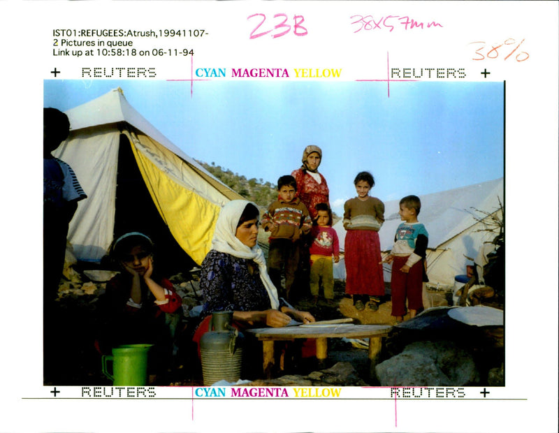 1994 NEARLY FAMILIES TURKISH KURDS ARE SETTLED THIS MILITARY WRITER COUNTRY - Vintage Photograph