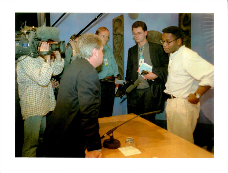 1995 KEN WIWA MADE HIS STATEMENT ABOUT FATHER TITLE WRITER PRESS DAVID - Vintage Photograph