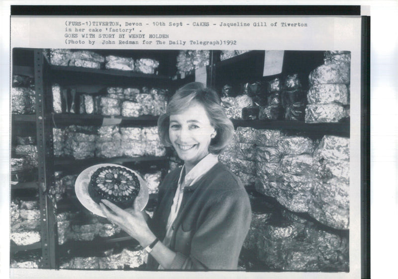 1992 JAQUELINE GILL TIVERTON DEVON RUNS CAKE FACTORY HER CAK JOHN REDMAN - Vintage Photograph