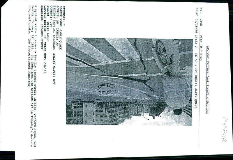 1995 THE KOBE AREA WAS HARDEST HIT TUE KATSUMI KASAHARA TITLE WRITER COUNTRY - Vintage Photograph