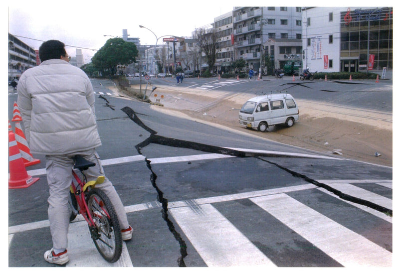 1995 THE KOBE AREA WAS HARDEST HIT TUE KATSUMI KASAHARA TITLE WRITER COUNTRY - Vintage Photograph