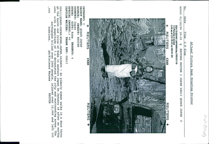 1995 OSA QUAKE JAPAN KOBE PICTURES QUEUE LINK KIMIMASA MAYAMA WRITER COUNTRY - Vintage Photograph