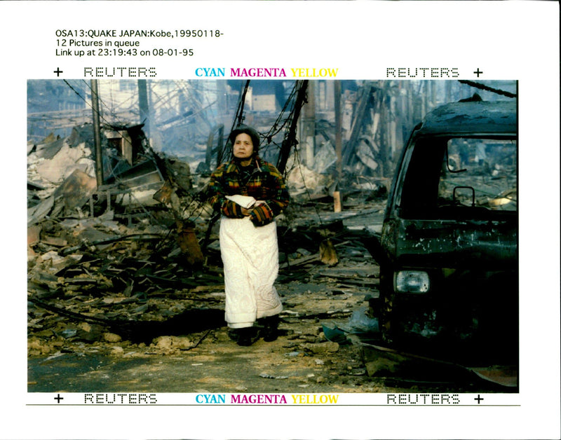 1995 OSA QUAKE JAPAN KOBE PICTURES QUEUE LINK KIMIMASA MAYAMA WRITER COUNTRY - Vintage Photograph