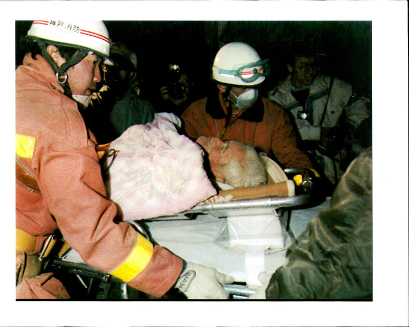 1995 KOBE WESTERN JAPAN WAS DEVASTATED KILLER KYODO TITLE WRITER COUNTRY - Vintage Photograph