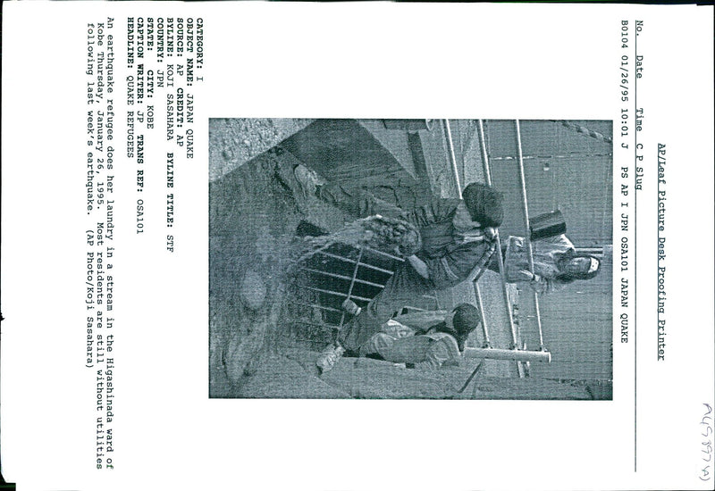 1995 MOST RESIDENTS ARE STILL WITHOUT UTILIT KOJI SASAHARA TITLE WRITER COUNTRY - Vintage Photograph