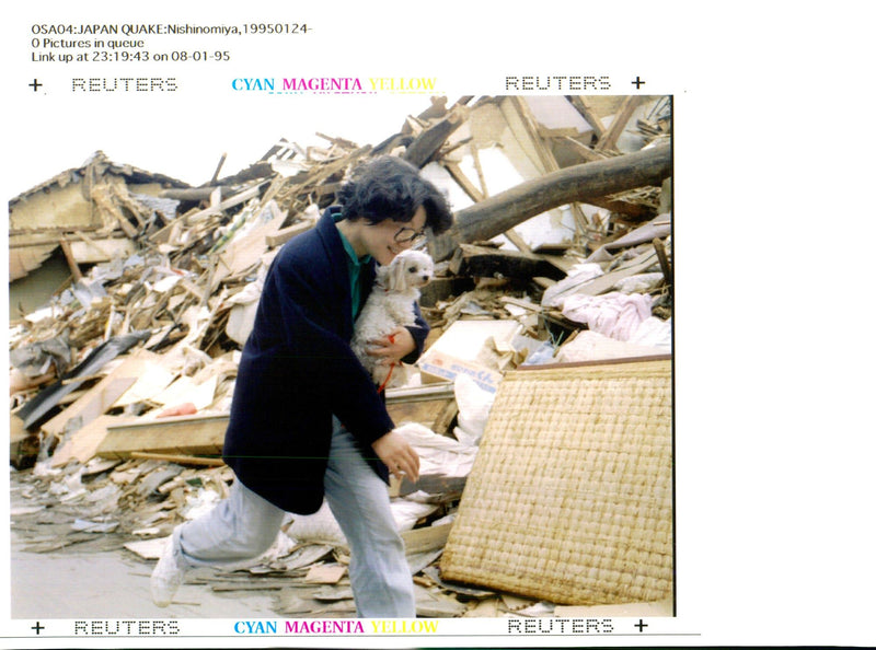 1995 THE QUAKE KILLED OVER PEO PLE AND LEFT HOM PAUL BARKER WRITER COUNTRY - Vintage Photograph
