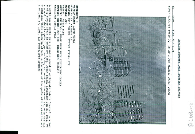 1995 CONSTRUCTION CREWS ALL OVE ERIC DRAPER WRITER COUNTRY TITLE IMAGE CAMERA - Vintage Photograph