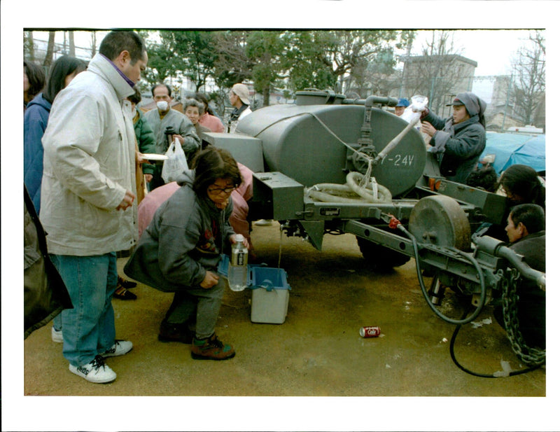 1995 TENS THOUSANDS RESIDENTS ARE LEFT HOMELESS THE TITLE WRITER COUNTRY - Vintage Photograph