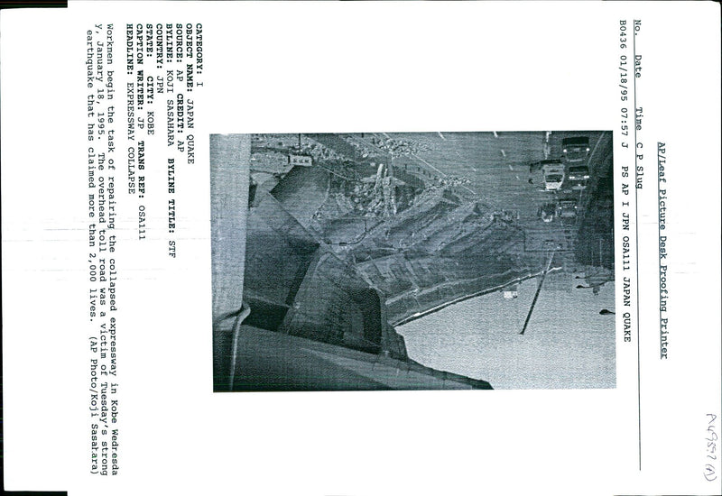 1995 THE OVERHEAD TOLL ROAD WAS VICTIM KOJI SASAHARA TITLE WRITER COUNTRY - Vintage Photograph