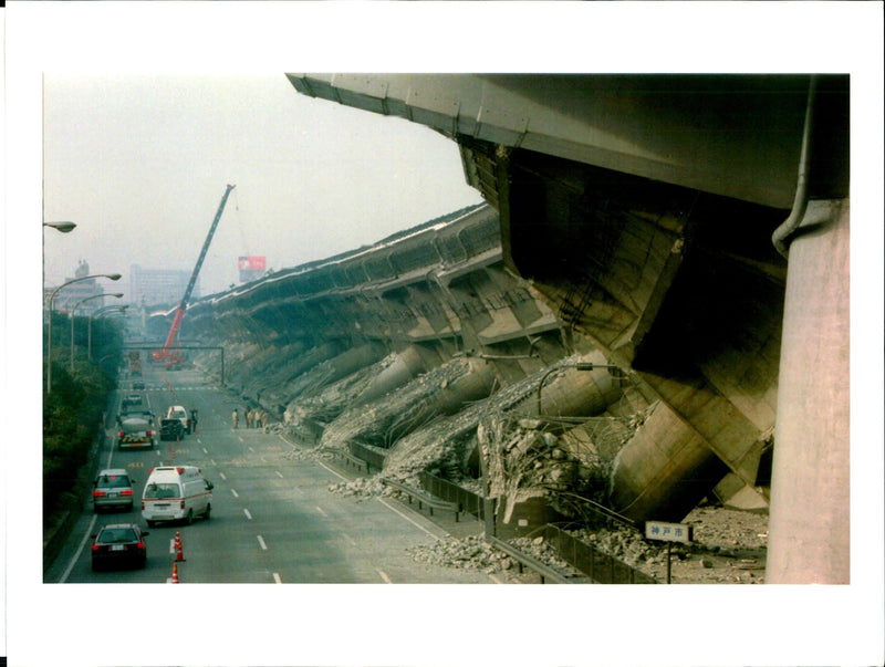 1995 THE OVERHEAD TOLL ROAD WAS VICTIM KOJI SASAHARA TITLE WRITER COUNTRY - Vintage Photograph