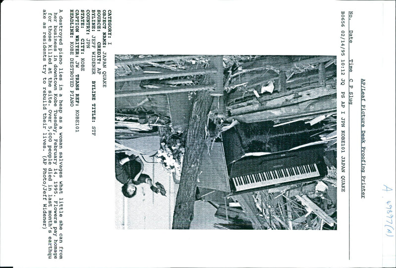 1995 OVER PEOPLE DIED LAST MONTHS EARTHQUA JEFF WIDENER TITLE WRITER COUNTRY - Vintage Photograph