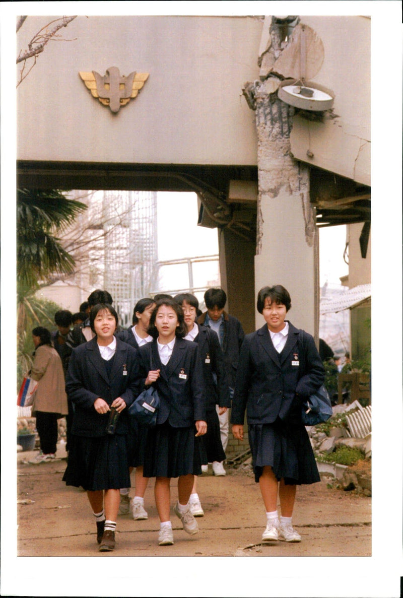 1995 ONE STUDENT THE SCHOOL KNOWN DEAK KOJI SASAHARA TITLE WRITER COUNTRY - Vintage Photograph