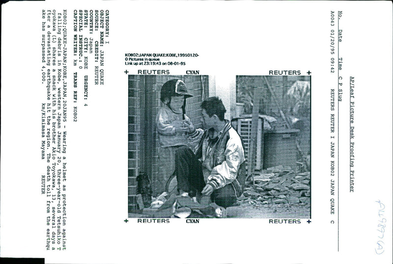 1995 THE DEATH TOLL FROM DEVASTATING EARTHQU KIMIMASA MAYAMA WRITER COUNTRY - Vintage Photograph