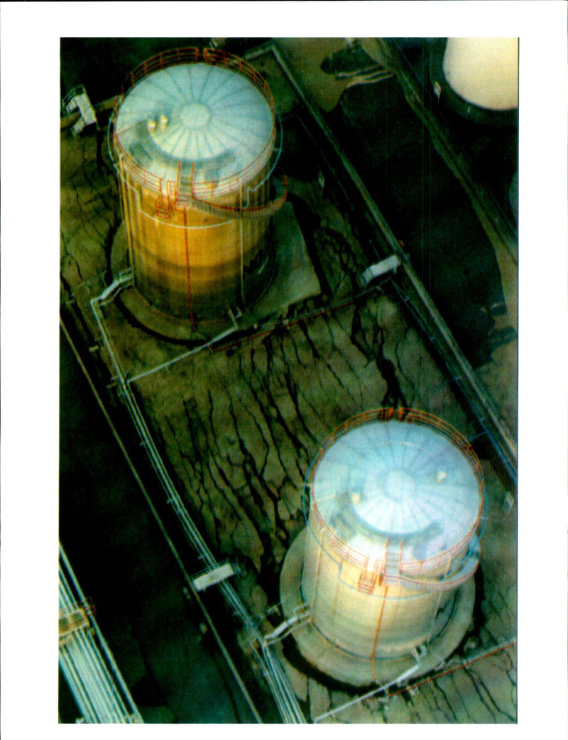 1995 CRACKS APPEAR AROUND LIQUEFIED PETROLEUM GAS TANKS TITLE WRITER COUNTRY - Vintage Photograph