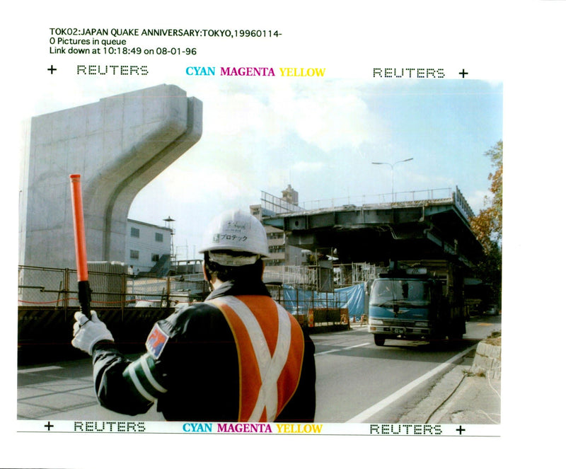 1996 THE GREAT HANSHIN EARTHQ UAKES JANUAR ERIKO SUGITA JIR WRITER COUNTRY - Vintage Photograph