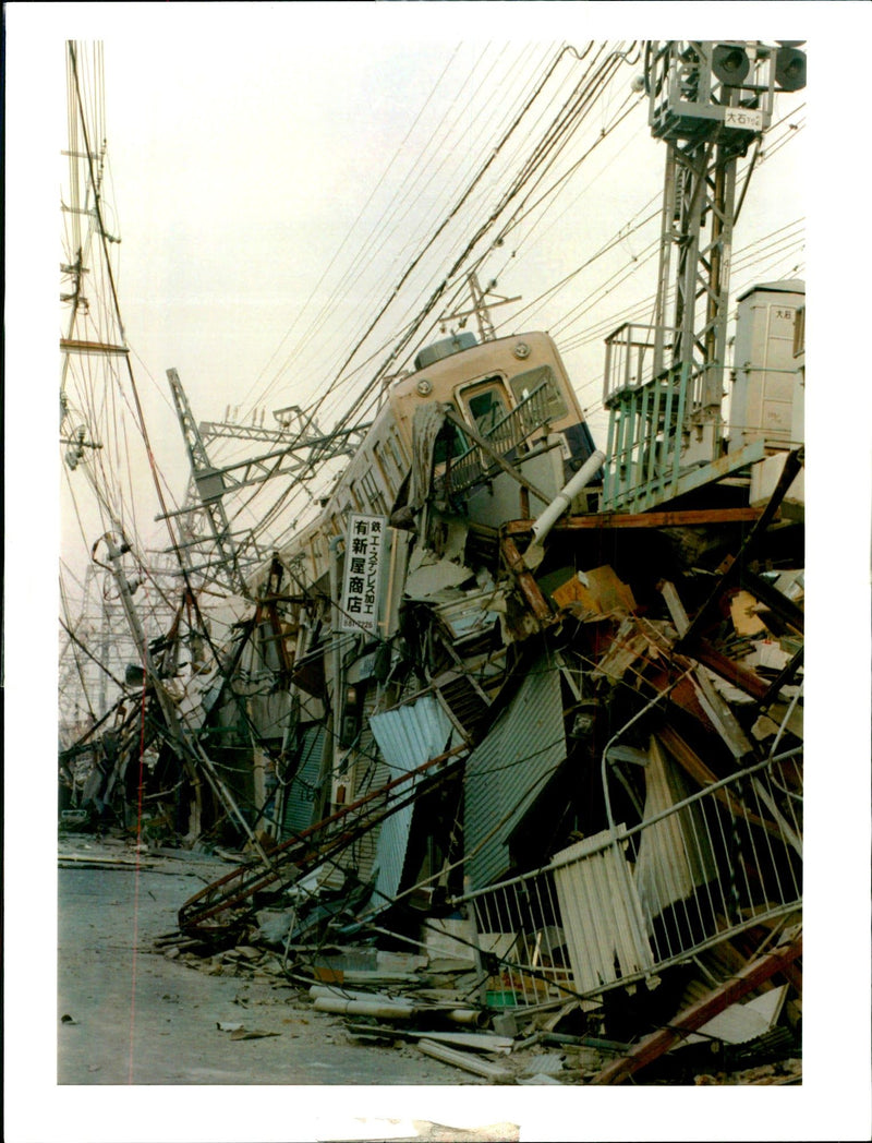 1995 DEVASTATING EARTHQUAKE STRUCK KOBE AND OSAKA JANUA TITLE WRITER COUNTRY - Vintage Photograph